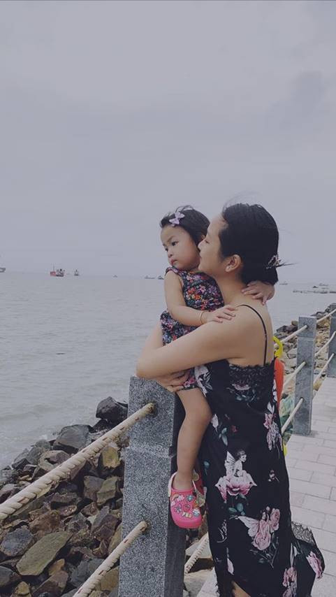 Vợ Lam Trường tâm sự: "Tôi chỉ bán lại để bản thân đỡ cảm thấy ăn không ngồi rồi. Tôi muốn tự đưa đón con đi học. Một người trong gia đình đi kiếm tiền là đủ và sẽ yên tâm hơn".