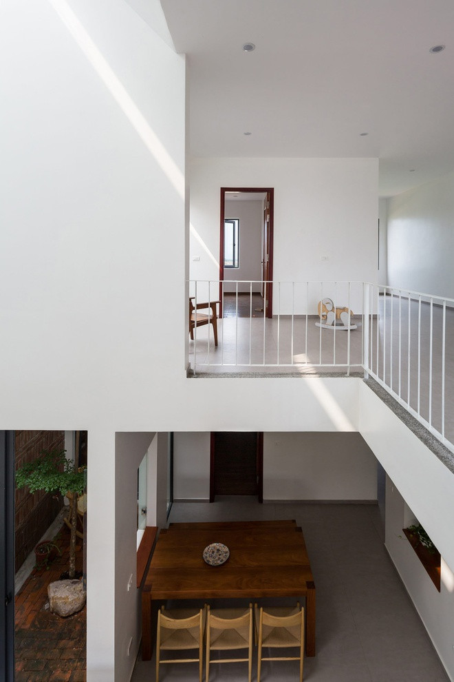 Từ tầng hai có thể nhìn thấy bao quát toàn bộ tầng một.