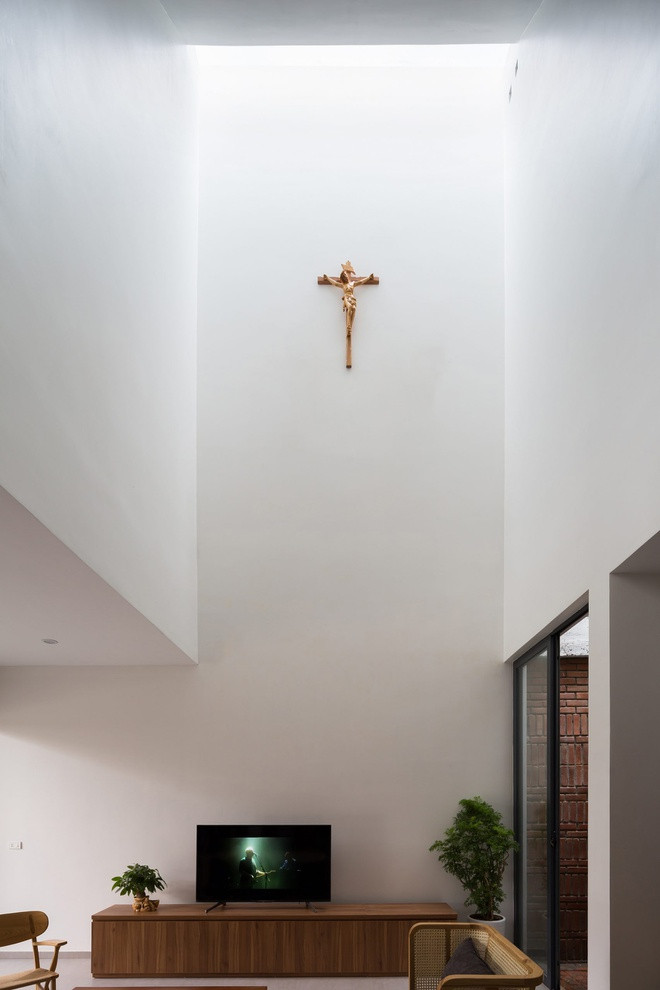 Cây thánh giá được đặt tại vị trí rất có ý đồ của T House.