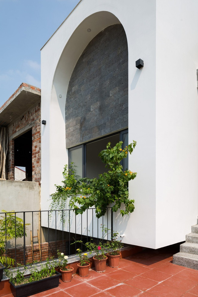 Lối ra ban công rộng phía trước của ngôi nhà.