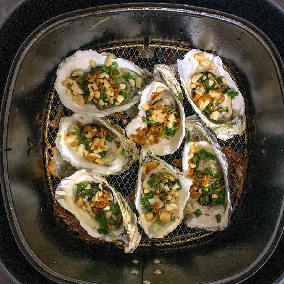  Hàu nướng mỡ hành: Phi thơm tỏi trong dầu nóng, tiếp đến thả bơ nhạt vào. Khi bơ tan và nóng, cho hành lá thái nhỏ vào, đảo đều và thêm bột canh nêm vừa ăn. Sau khi sơ chế sạch sẽ, hàu được xếp lên vỉ, nướng ở 160 độ C trong 4 phút. Tiếp đến, xếp hàu ra đĩa, đổ phần nước tiết ra sau khi nướng đi. Rưới hỗn hợp mỡ hành lên từng con và xếp lại vào vỉ, nướng lần 2 khoảng 180 độ C trong 4 phút. Hàu chín hoàn toàn, bạn rắc thêm hành khô và lạc rang giã dập lên trên.