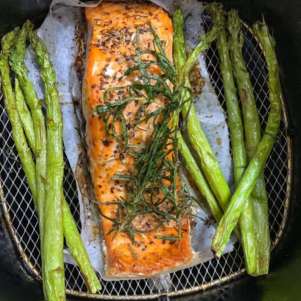  Cá hồi nướng bơ tỏi: Cá hồi rửa sạch, ngâm sữa tươi hoặc rửa qua rượu trắng để giảm độ tanh và giúp thịt cá thơm ngon hơn. Thấm khô cá để ướp gia vị. Trộn hỗn hợp hạt tiêu, bột nêm, bột tỏi, bơ tan chảy (hoặc dầu oliu), lá mùi tây thái nhỏ, sau đó xát đều lên khắp miếng cá, trừ phần da. Để cá vào ngăn mát khoảng 30 phút cho ngấm gia vị trước khi nướng. Nướng cá 2 lần. Lần 1 bọc cá bằng giấy bạc và nướng 10 phút ở 180 độ C. Lần 2, bỏ giấy bạc ra và tiếp tục nướng ở 180 độ C trong 5 phút. Cho tỏi và bơ vào chảo, phi vàng, sau đó vắt thêm chanh. Đặt cá ra đĩa và rưới đều sốt bơ tỏi lên trên.