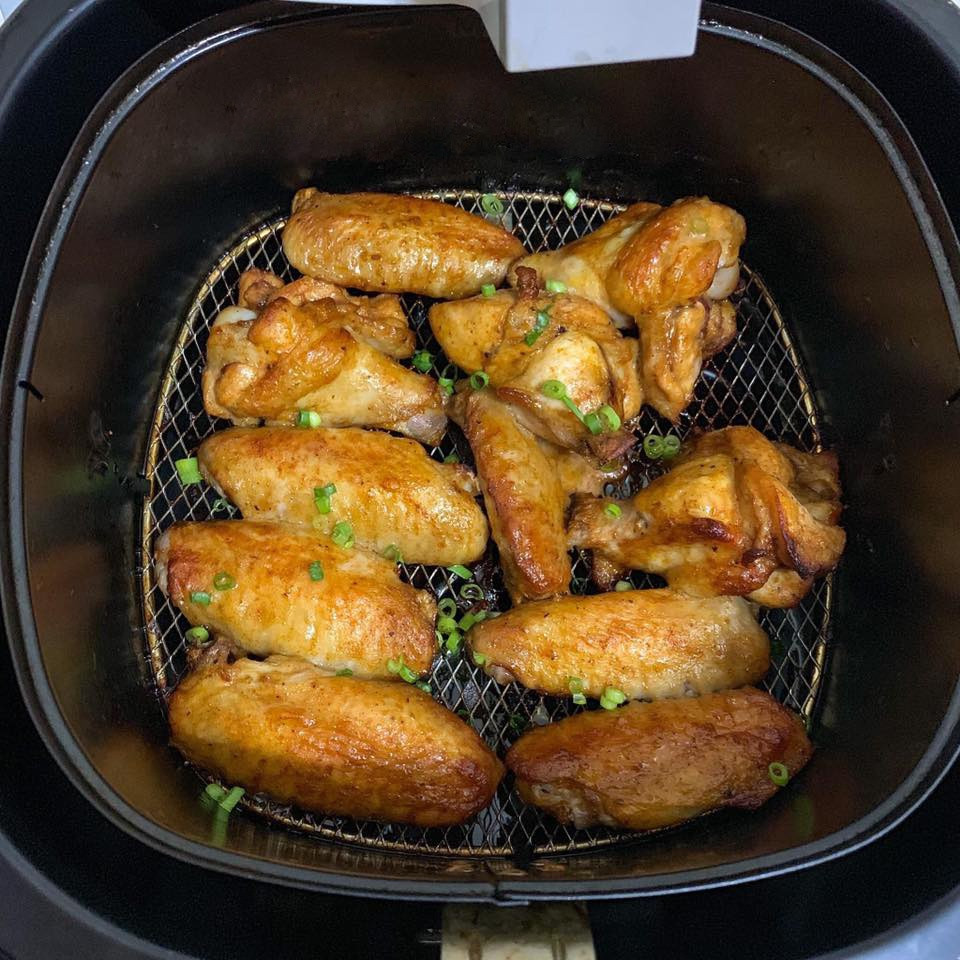  Cánh gà nướng: Vì phần cánh gà rất nhanh chín, trong khi đùi tỏi lâu hơn, bạn có thể chặt riêng các phần và chia thành 2 mẻ nướng. Ướp cánh gà vài tiếng với hỗn hợp sốt gồm bột tỏi, bột hành, xì dầu, dầu hào, tương cà, đường, bột nêm, hạt tiêu. Bạn nướng 2 lần, mỗi lần khoảng 5 phút ở 180 độ C (sau khi nướng lần 1, phết thêm nước ướp lên cánh gà).