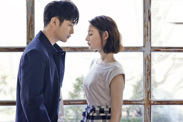 Nua dem chong ve nha voi khuon mat gian giua nuoc mat