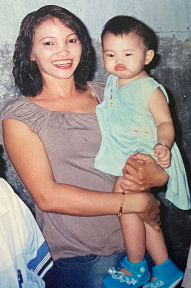 Phương Mỹ Chi được fan khen dễ thương khi đã biết tạo dáng chu môi từ bé. Giọng ca 10X dí dỏm nhắn nhủ đến mẹ cô: "Thời này 2 mẹ con còn ốm nè. Vì cuộc sống quá khó khăn nên hai mẹ con tăng cân không kiểm soát. Thương má lắm". Khi tương tác cùng các khán giả, Mỹ Chi cho biết mẹ cô còn giữ một "kho" ảnh cũ.