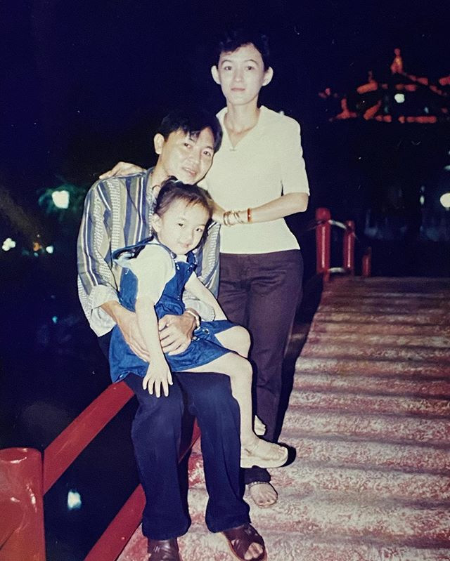 Angela Phương Trinh gửi lời yêu thương đấng sinh thành: "Đêm đêm con thắp đèn trời. Cầu cho cha mẹ sống đời với con". Các khán giả nhận xét những đường nét trên gương mặt cô hồi nhỏ so với bây giờ không có nhiều thay đổi. Phương Trinh từng đóng phim, hoạt động giải trí sôi nổi một thời. Nhưng hiện tại, cô chọn cuộc sống yên bình, thường xuyên làm từ thiện và ăn chay trường.