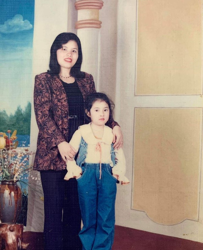 Ca sĩ Bảo Trâm Idol ôn lại kỷ niệm xưa trong Ngày của mẹ. Cô viết: "Mẹ là gia đình tuyêt vời của tôi. Yêu mẹ nhất trên đời. Mong mẹ sẽ luôn khỏe mạnh, xinh đẹp, và dễ thương hơn, dễ tính với con hơn. Con nguyện nhuộm tóc cho mẹ cả đời". Bảo Trâm của hiện tại vẫn sở hữu gương mặt tròn, bầu bĩnh. Cô lên xe hoa vào năm 2015 và đã có hai nhóc tỳ đáng yêu.