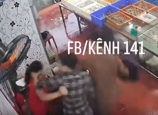 Nguoi dan ong huc dau, tum toc hanh hung nu chu quan hai san-Hinh-2