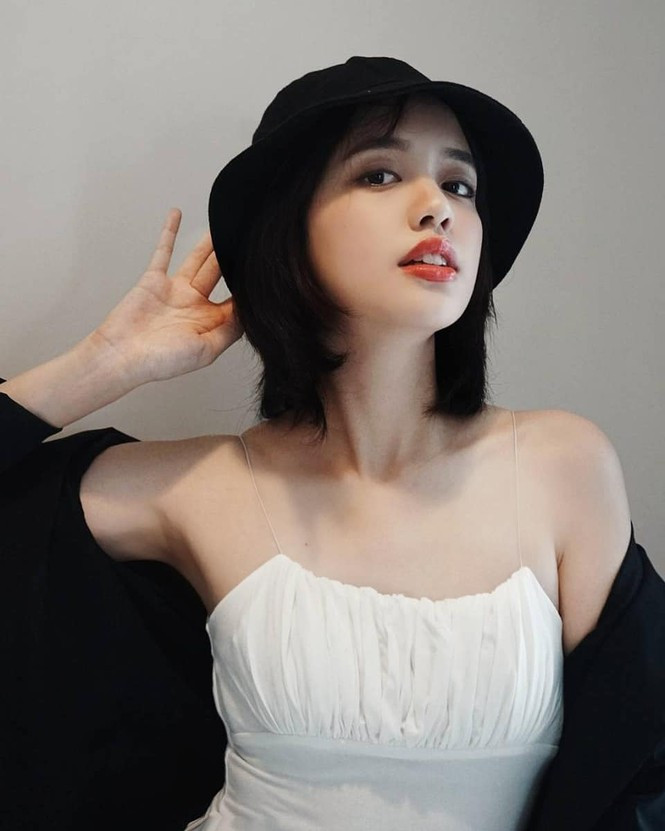 Nữ blogger có nhan sắc giống hệt ca sĩ Lisa nhóm BlackPink - Hình 5 Nu blogger co nhan sac giong het ca si Lisa nhom BlackPink-Hinh-5