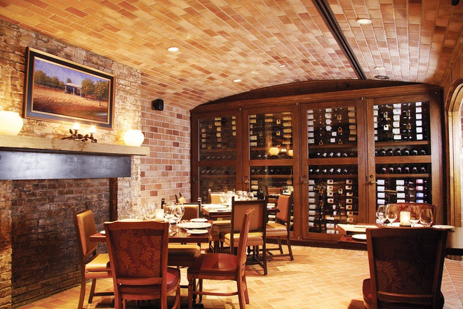 Một nhà hàng xa hoa ở thành phố Bedminster, bang New Jersey cho biết họ ghi nhận doanh số bán rượu cao cấp tăng vọt trong lúc đại dịch bùng phát, điển hình là những chai rượu vang có giá lên đến 1.000 USD. Ảnh: Pluckemin Inn.