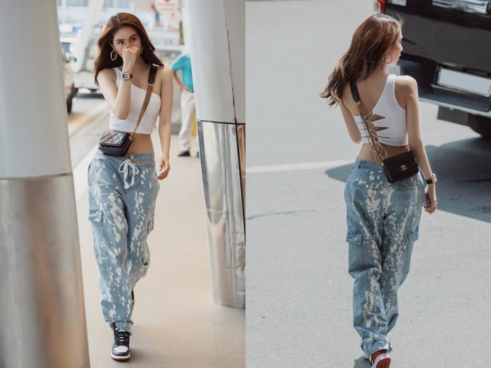 Trong 1 lần xuất hiện tại sân bay trước đó, Ngọc Trinh mặc croptop trắng lệch vai, quần jeans ống rộng họa tiết vệt sơn loang lổ độc đáo và giày thể thao. Style "tiểu thư Trà Vinh" xinh đẹp, dịu hiền Mới đây, Ngọc Trinh cũng khiến dân tình trầm trồ khi xuất hiện tại sân bay với phong cách nữ tính, ngọt ngào khi diện nguyên cây hồng pastel, chất vải lụa càng nhẹ nhàng, tiểu thư hơn.