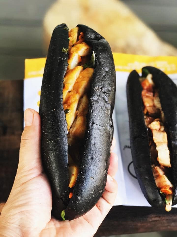 Bất ngờ về nguyên liệu đặc biệt tạo ra chiếc bánh mì bóng đêm Bat ngo ve nguyen lieu dac biet tao ra chiec banh mi bong dem