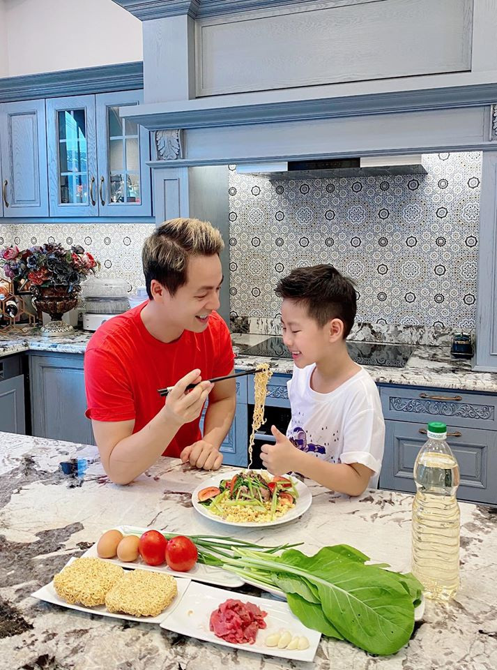 Tiêu dùng thông minh là tiêu chí hàng đầu vợ chồng nam ca sĩ áp dụng. "Quan điểm của mình là tối ưu hoá đồng tiền bỏ ra, mình sẽ trả cho những gì cần thiết và xứng đáng, tần suất sử dụng cao, đòi hỏi độ bền, đảm bảo sức khoẻ, còn lại những thứ không quá quan trọng thì tiết giảm", Thủy Anh nói. Căn bếp của gia đình hot mom có mức chi phí xây dựng không hề khoa trương với hệ gỗ có giá 110 triệu đồng và hệ đá gạch chỉ 30 triệu đồng.