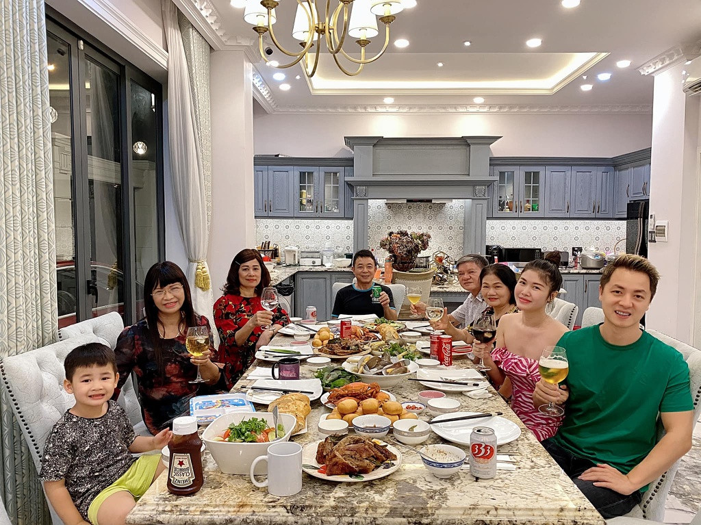 Nhận xét về gian bếp của gia đình Đăng Khôi - Thủy Anh, chị Nguyễn Phượng, Chuyên viên Thiết kế, công ty kiến trúc và nội thất Homeluxury, đánh giá: "Phòng bếp được thiết kế ấn tượng theo phong cách Tân cổ điển với điểm nhấn là màu xanh xám. Các ngăn tủ được sắp xếp gọn gàng, bố trí công năng thuận tiện cho việc sử dụng, chất liệu dễ vệ sinh, tận dụng tối đa khoảng trống. Nhìn chung, căn bếp sang trọng, ấm cúng mà đầy đủ tiện nghi. Tuy nhiên, nhược điểm là bếp bố trí hơi cao so với người dùng, nếu để vật dụng trên cao, người nội trợ phải với hoặc kê ghế để lấy".