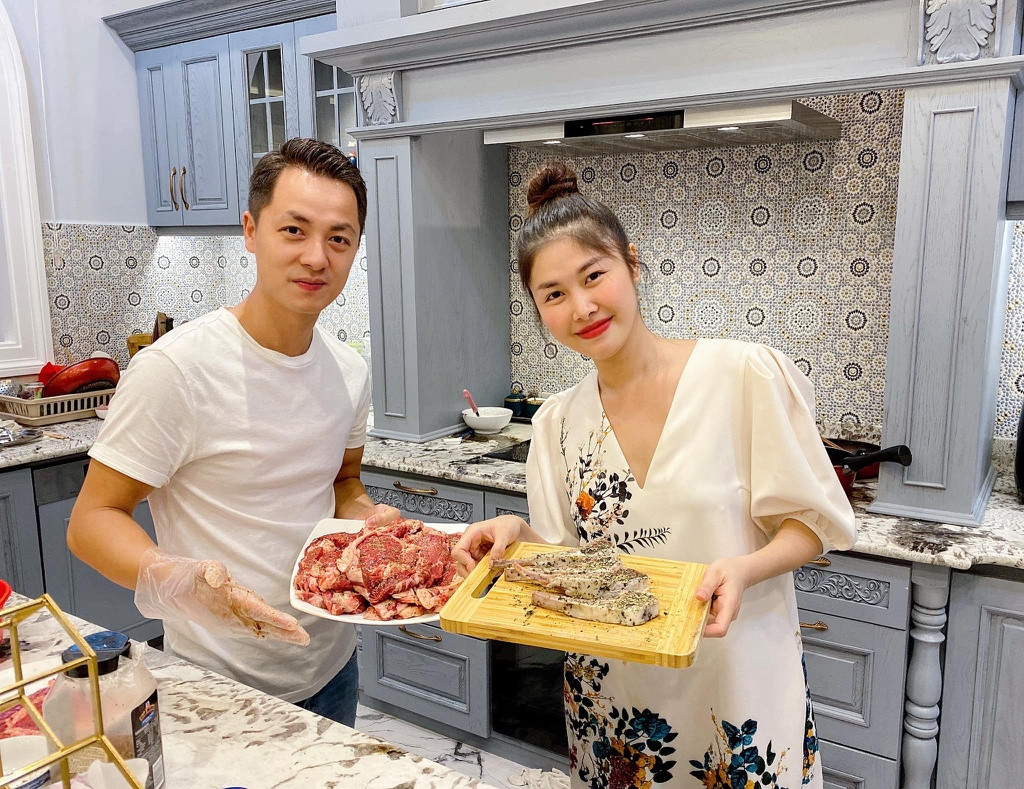 Trong khi đa phần mọi người sẽ thuê thiết kế, tư vấn của những người làm nghề, vợ chồng Đăng Khôi tự lên ý tưởng, vẽ thiết kế, giám sát thi công và lựa chọn trang thiết bị cho toàn căn bếp của gia đình mình.