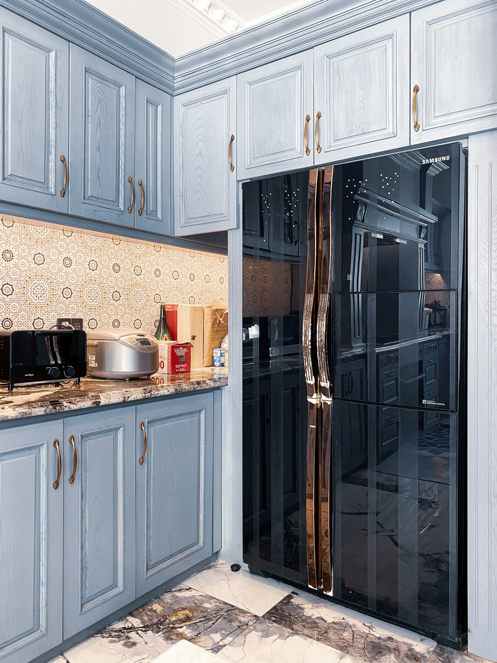 Khoản đầu tư được quan tâm nhất là các thiết bị bếp. Thủy Anh và Đăng Khôi lựa chọn máy rửa bát, lò nướng, máy hút mùi, bếp, máy lọc nước… của các nhãn hiệu lớn, uy tín và có chất lượng tốt. Mặc dù giá thành cao, các đồ dùng trong căn bếp của gia đình 4 thành viên này rất bền và đẹp. Máy rửa bát, máy hút mùi đã dùng hơn 3 năm nhưng vẫn có hiệu quả sử dụng tốt. Thậm chí, tủ lạnh về chung nhà với gia đình nhỏ ngót nghét 10 năm nhưng không bị hỏng hóc gì.