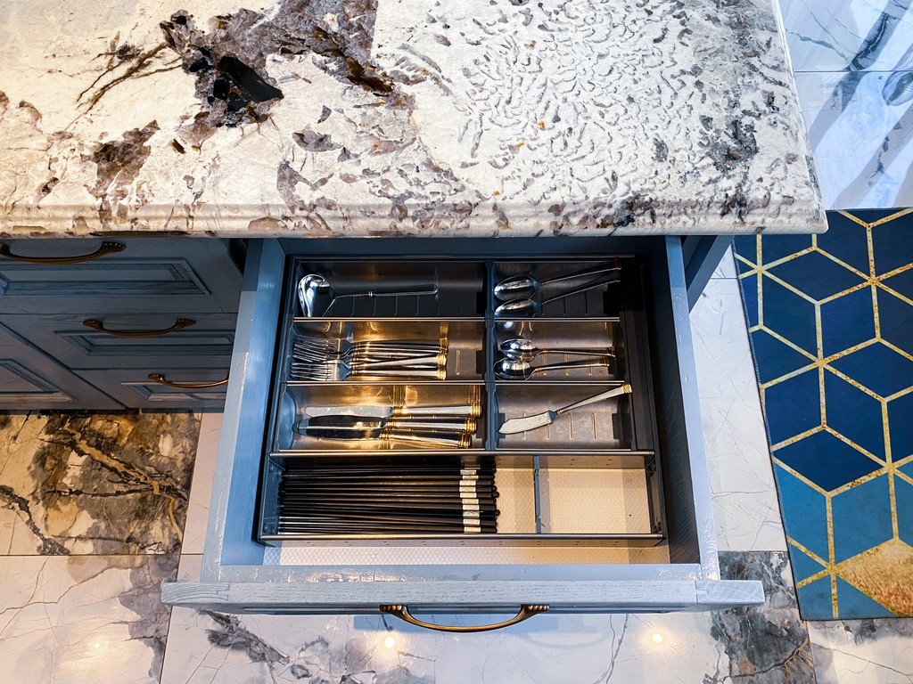 Căn bếp có sự sắp xếp rất khoa học. Các giá đỡ, ngăn chia công năng là bí mật làm nên sự ngăn nắp, logic. Kinh nghiệm được vợ ca sĩ chia sẻ là sau khi lấy kích thước để thi công các ngăn tủ phù hợp, cô sẽ lựa chọn mua các giá đỡ sau vì có thể tháo lắp được. Ngoài ra, những ngăn tủ không cần thiết, cô chỉ làm thanh ngang bằng gỗ để chia tủ nhưng vẫn tối ưu hóa không gian.