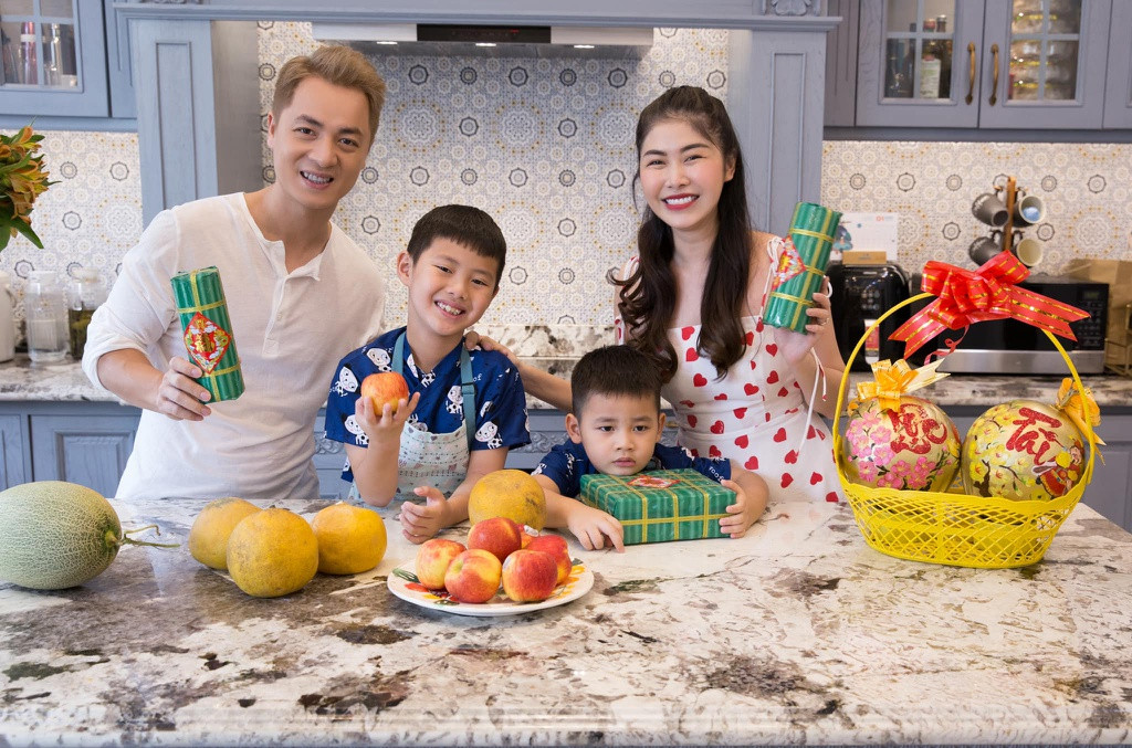 Với niềm yêu thích bếp núc và quan niệm căn bếp là phần vô cùng quan trọng trong ngôi nhà, cặp vợ chồng nổi tiếng dành rất nhiều công sức để trang hoàng cho góc giữ lửa của gia đình mình.