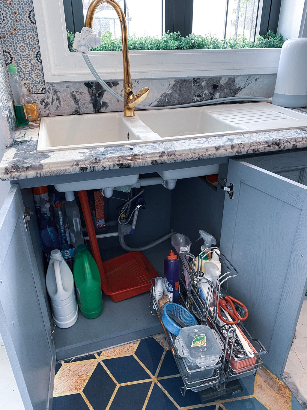 Giá đựng chai lọ nước tẩy rửa có thể kéo ra, kéo vào tiện lợi này cũng là giải pháp tối ưu giúp giảm mốc, ẩm, hôi do nước chảy lênh láng trong ngăn tủ.