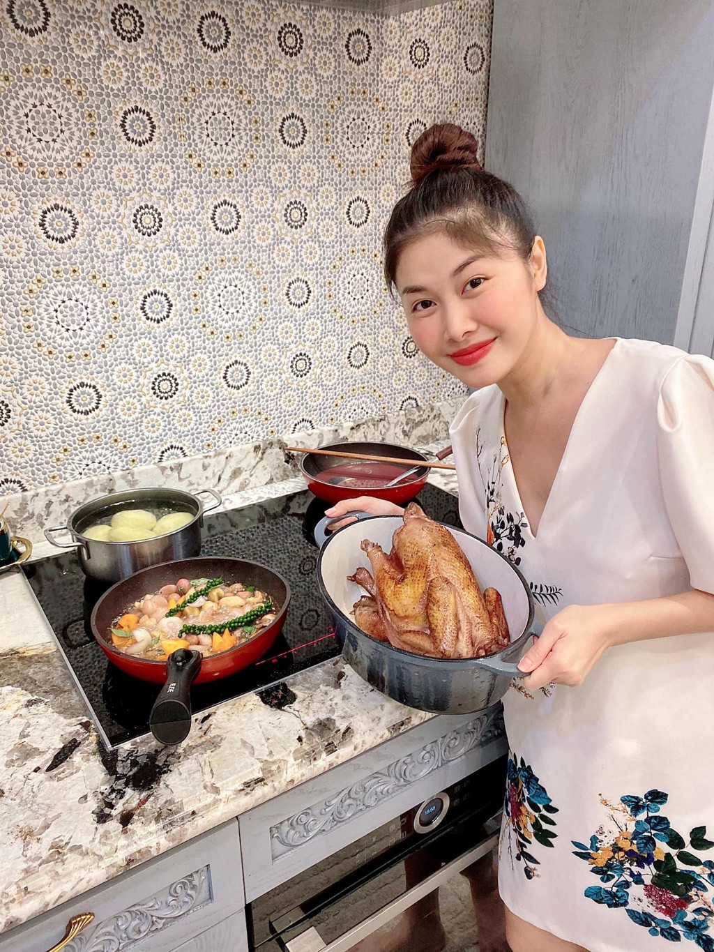 Thủy Anh mách mọi người cách mua thiết bị bếp với chi phí tiết kiệm là mình chủ động lên kế hoạch, tham gia các hội chợ, chú ý các đợt giảm giá của nhãn hàng lớn để sắm các thiết bị chất lượng tốt với giá thành phải chăng.