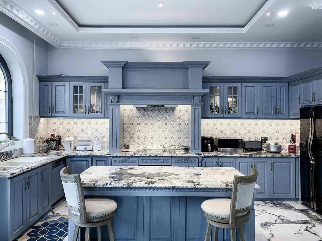 Để làm căn bếp thêm hài hòa, hệ đèn chiếu sáng phù hợp là điều cần chú trọng. Căn bếp sử dụng đèn rọi trần 6 W tạo cảm giác nhẹ nhàng, ấm cúng, ánh sáng vàng làm át chế bớt màu lạnh và hiện đại của tường. Bên cạnh đó, hệ đèn led dây chạy xung quanh thành tủ, 2 chiếc đèn rọi 3 W ở các ô cửa kính để phản chiếu đồ vật bên trong đẹp mắt hơn.