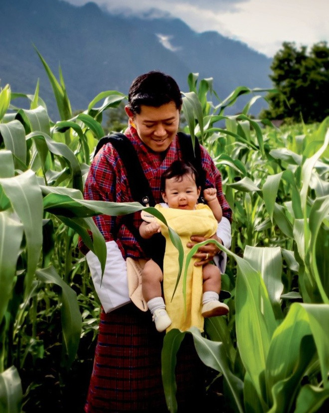Từ nhỏ, Hoàng tử Jigme được bố mẹ cho tiếp xúc với cuộc sống của người dân, từ việc đồng áng đến trồng trọt, chăn nuôi... Quốc vương Bhutan hy vọng khi trực tiếp trải nghiệm những công việc vất vả, con trai sẽ biết quý trọng thành quả lao động và thấu hiểu cuộc sống của người dân.