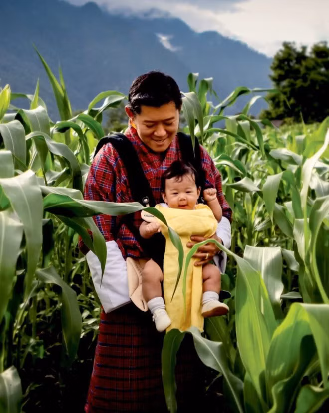 Từ nhỏ, Hoàng tử Jigme được bố mẹ cho tiếp xúc với cuộc sống của người dân, từ việc đồng áng đến trồng trọt, chăn nuôi... Quốc vương Bhutan hy vọng khi trực tiếp trải nghiệm những công việc vất vả, con trai sẽ biết quý trọng thành quả lao động và thấu hiểu cuộc sống của người dân.