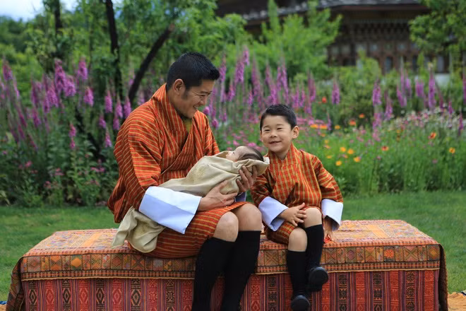 Không chỉ nổi bật với vẻ ngoài dễ thương, Hoàng tử Jigme được nhận xét lễ phép, điềm đạm. Dưới những hình ảnh mới nhất của hoàng tử, dân mạng tỏ ra bất ngờ vì vẻ ngoài chững chạc, tự tin cùng chiều cao nổi bật của cậu bé 4 tuổi này.