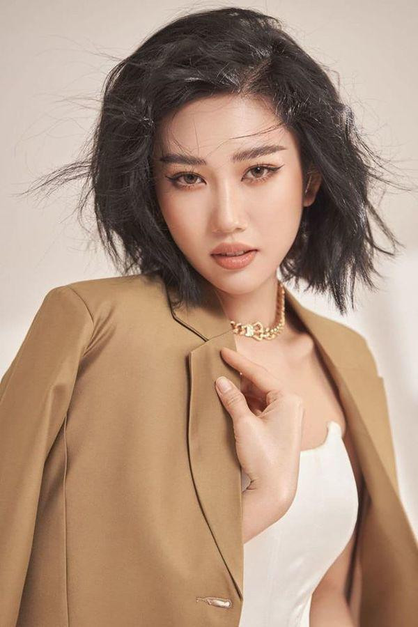 Giật mình với khuôn mặt trang điểm lấm lem của Thúy Ngân - Hình 12 Giat minh voi khuon mat trang diem lam lem cua Thuy Ngan-Hinh-12