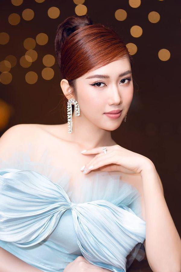 Giật mình với khuôn mặt trang điểm lấm lem của Thúy Ngân - Hình 13 Giat minh voi khuon mat trang diem lam lem cua Thuy Ngan-Hinh-13