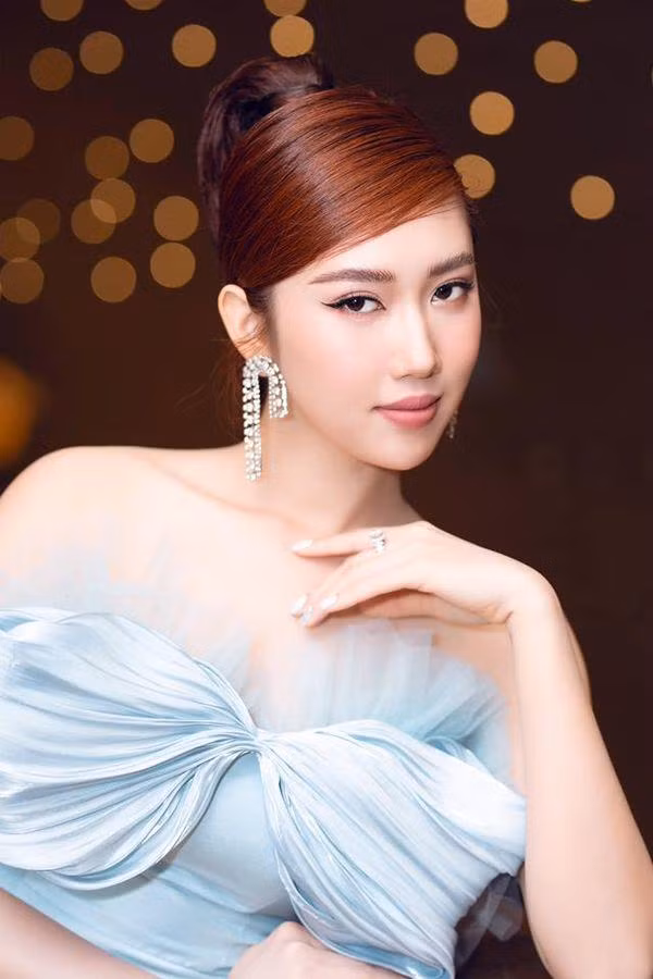 Giật mình với khuôn mặt trang điểm lấm lem của Thúy Ngân - Hình 13 Giat minh voi khuon mat trang diem lam lem cua Thuy Ngan-Hinh-13