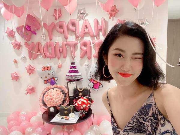 Giật mình với khuôn mặt trang điểm lấm lem của Thúy Ngân - Hình 8 Giat minh voi khuon mat trang diem lam lem cua Thuy Ngan-Hinh-8