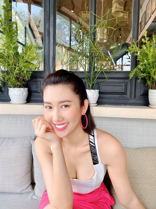 Giật mình với khuôn mặt trang điểm lấm lem của Thúy Ngân - Hình 6 Giat minh voi khuon mat trang diem lam lem cua Thuy Ngan-Hinh-6