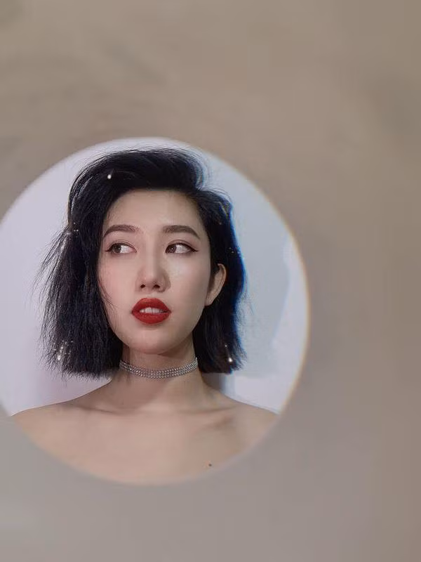 Giật mình với khuôn mặt trang điểm lấm lem của Thúy Ngân - Hình 4 Giat minh voi khuon mat trang diem lam lem cua Thuy Ngan-Hinh-4