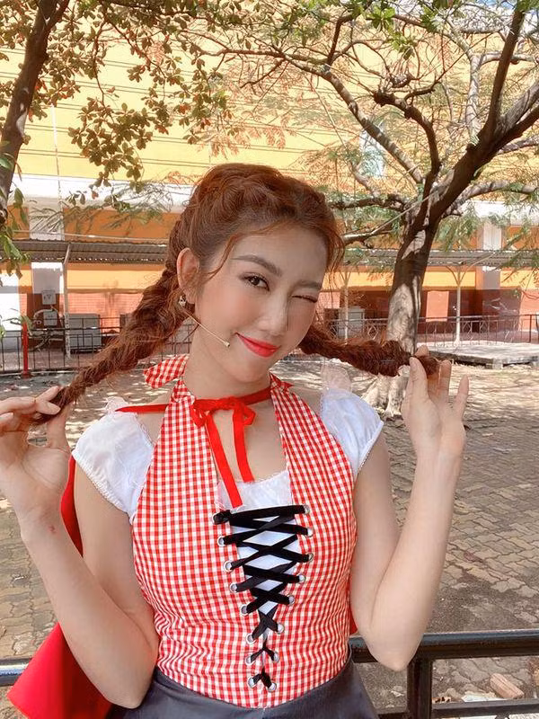 Giật mình với khuôn mặt trang điểm lấm lem của Thúy Ngân - Hình 7 Giat minh voi khuon mat trang diem lam lem cua Thuy Ngan-Hinh-7