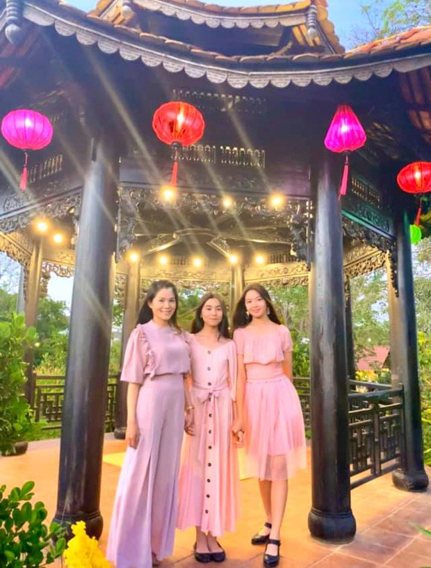 Nhan sắc được khen giống Trương Bá Chi của con gái Quyền Linh Nhan sac duoc khen giong Truong Ba Chi cua con gai Quyen Linh