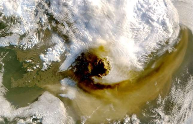 ##sc### Núi lửa Grimsvotn ở Iceland. Tháng 5/2011, núi lửa này từng phun trào cột tro bụi cao tới hơn 20km lên bầu trời. Đây là đợt phun trào mạnh mẽ nhất của núi lửa Grimsvotn trong hơn 1 thế kỷ qua. 