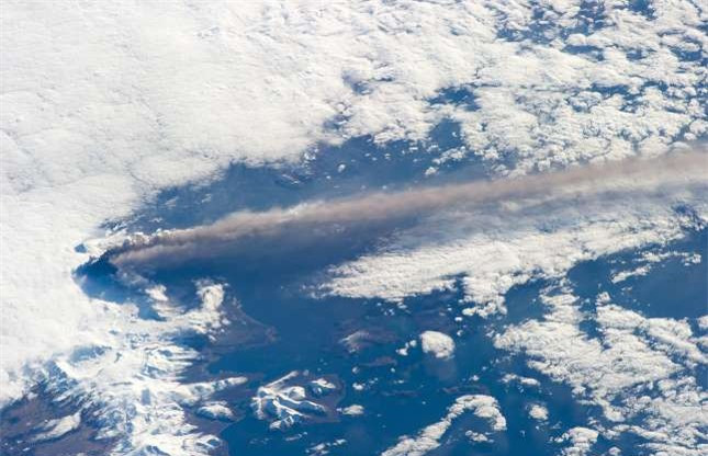 ##sc### Mỗi ngày, hàng nghìn hành khách bay qua đỉnh Pavlof ở Alaska (Mỹ) mà không biết rằng ngọn núi lửa mãnh liệt này đang ở bên dưới. Nằm ở trung tâm của tuyến vận tải hàng không thương mại đông đúc nhất khu vực, núi lửa Pavlof luôn được giới chức Mỹ giám sát chặt chẽ. 