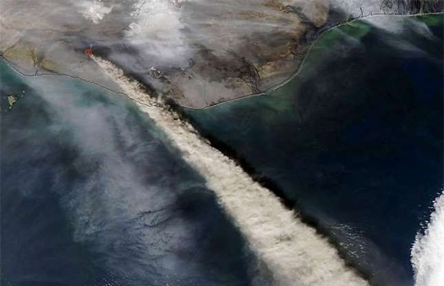 ##sc### Núi lửa Eyjafjallojokull ở Iceland phun trào cột tro bụi cao tới 6km lên bầu trời tháng 4/2010. Cột tro bụi này đổ bóng xuông một vùng rộng lớn ở châu Âu và làm gián đoạn giao thông hàng không ở Anh. 