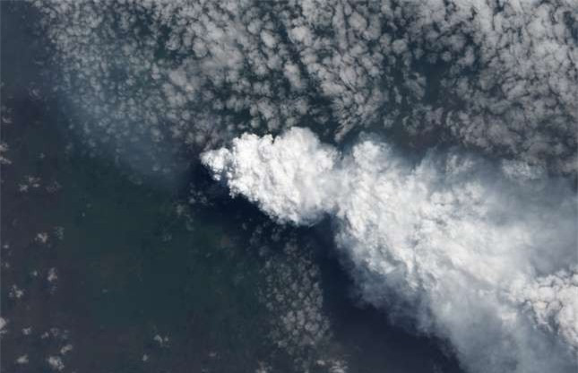 ##sc### Nyiragongo ở Cộng hòa Dân chủ Conggo được mô tả là ngọn núi lửa nguy hiểm nhất trên hành tinh không phải vì quy mô và tốc độ phun trào của nó, mà là vì các dòng dung nham. Nếu các dòng dung nham thường di chuyển chậm với tốc độ tối đa 10km/h, thì dung nham của Nyiragongo có thể di chuyển với tốc độ lên tới 97km/h. 