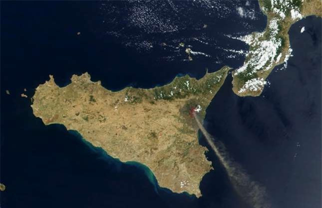 ##sc### Núi lửa Etna ở Italy tháng 7/2001. Đây là một trong những núi lửa hoạt động mạnh nhất trên thế giới. Núi lửa Etna nằm bên bờ biển Sicily. 