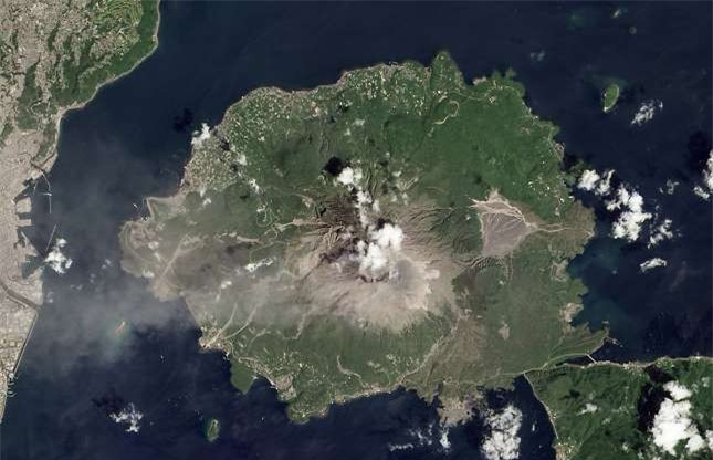 ##sc### Mặc dù bạn có thể chưa nghe nhắc tới bao giờ nhưng núi lửa Sakurajima của Nhật Bản cũng là một trong những núi lửa hoạt động mạnh mẽ nhất trên thế giới. Trong ảnh là đợt phun trào hồi tháng 8/2013 của núi lửa Sakurajima. 