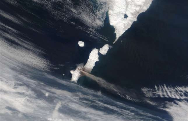 ##sc### Dù là một trong những núi lửa nhỏ nhất trong khu vực, nhưng núi lửa Chukurachki trên đảo Paramushir vẫn là một trong những núi lửa hoạt động mạnh. Trong đợt phun trào tháng 5/2003, núi lửa này phun trào cột tro bụi cao tới hơn 8km lên bầu trời và bay xa tới 250km. 