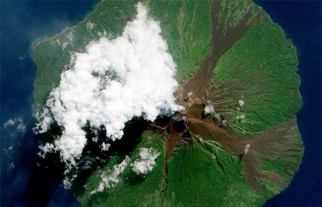 ##sc### Núi lửa Manam ở Papua New Guinea phun trào tháng 6/2010. Núi lửa này nằm cách bờ biển phía Bắc của New Guinea 13 km. 