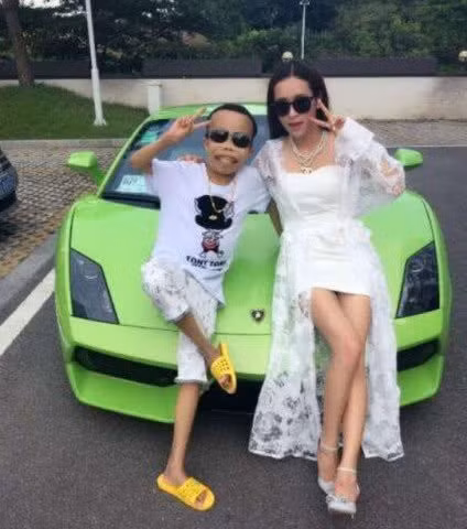 Vlog xau la tiec nuoi tai san kech xu, xe hop va gai dep-Hinh-3