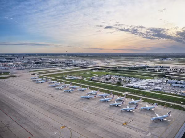 Andy Luten cũng đến sân bay quốc tế Dallas-Fort Worth, nơi hãng hàng không lớn nhất thế giới American Airlines đỗ nhiều máy bay.