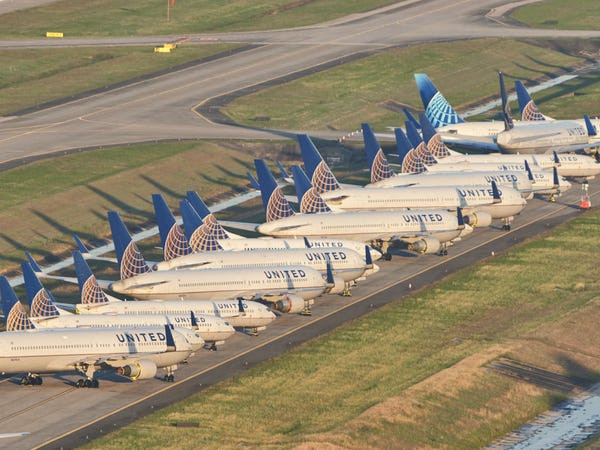 Đại dịch buộc các chiếc máy bay của United phải nằm không trên đường lăn để chờ trở lại bầu trời.