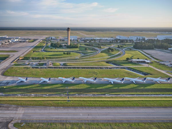 Sau đó, nhiếp ảnh gia Luten đến Nam Texas để thăm sân bay George Bush, nơi có những chiếc máy bay của hãng United Airlines đỗ hàng dài.