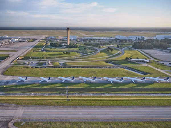 Sau đó, nhiếp ảnh gia Luten đến Nam Texas để thăm sân bay George Bush, nơi có những chiếc máy bay của hãng United Airlines đỗ hàng dài.