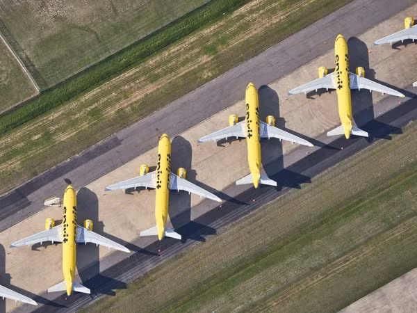 Chuyến hành trình của Luten bắt đầu tại một sân bay ở khu vực Dallas. Trong hình, máy bay của hãng Spirit Airlines đỗ tại sân bay Fort Worth Alliance.